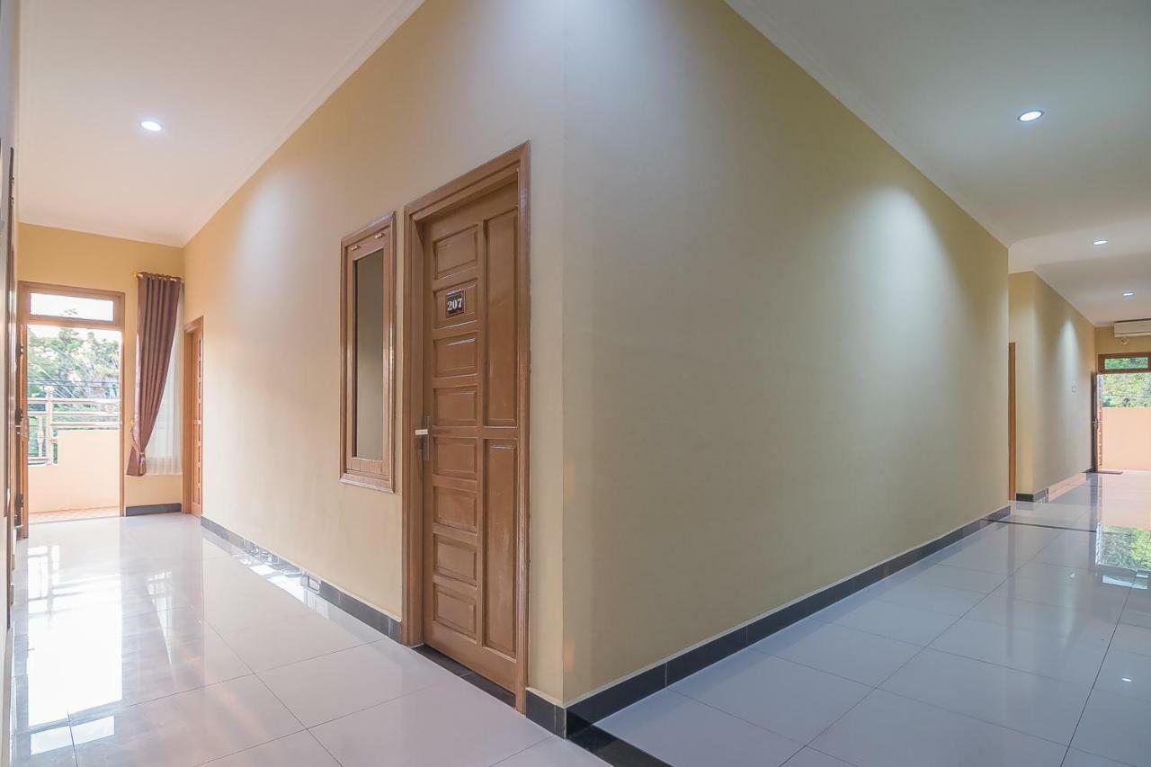 Reddoorz Plus Near Syamsudin Noor Airport 3 Banjarbaru Exterior photo